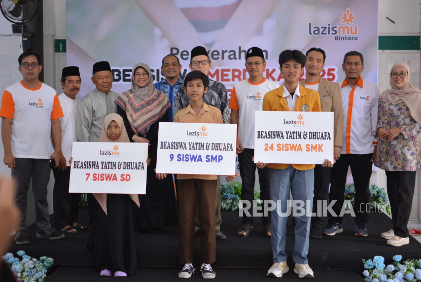 Kantor Layanan Lembaga Amil Zakat Infak dan Sedekah Muhammadiyah (LazisMu) Bintaro menyalurkan sejumlah beasiswa untuk anak-anak yatim dan dhuafa di Pondok Aren, Tangerang Selatan, Banten, Ahad (7/9/2025).