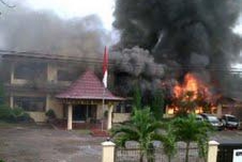 Kantor Mapolres OKU Dibakar Tentara