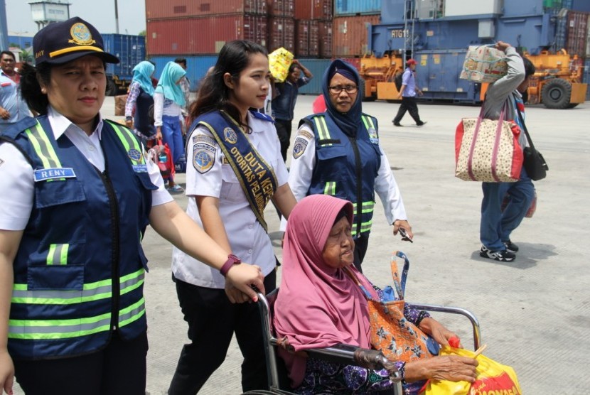  Kantor Otoritas Pelabuhan Utama Tanjung Priok menggelar kegiatan “OP Tanjung Priok Bakti Mertua” di Pelabuhan Tanjung Priok Jakarta.