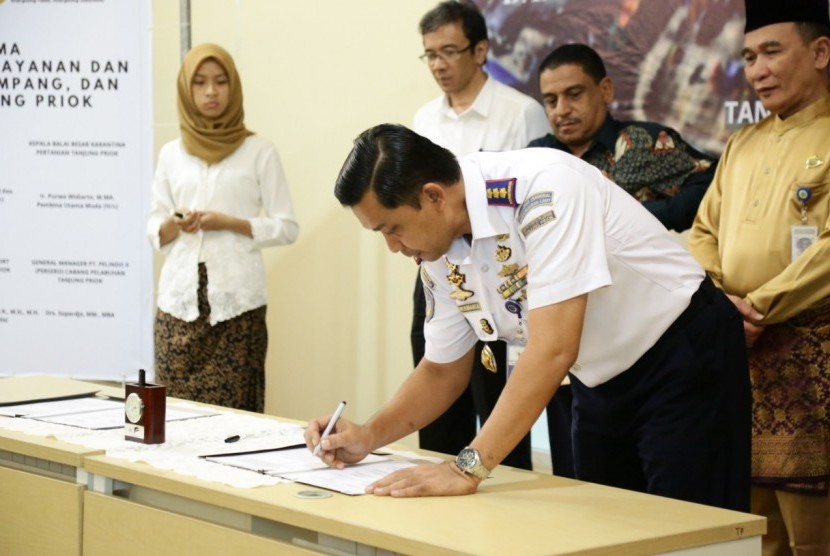 Kantor Otoritas Pelabuhan Utama Tanjung Priok menyusun SOP Pelayanan dan pengawasan kapal, barang, penumpang, dan awak kapal di pelabuhan. 