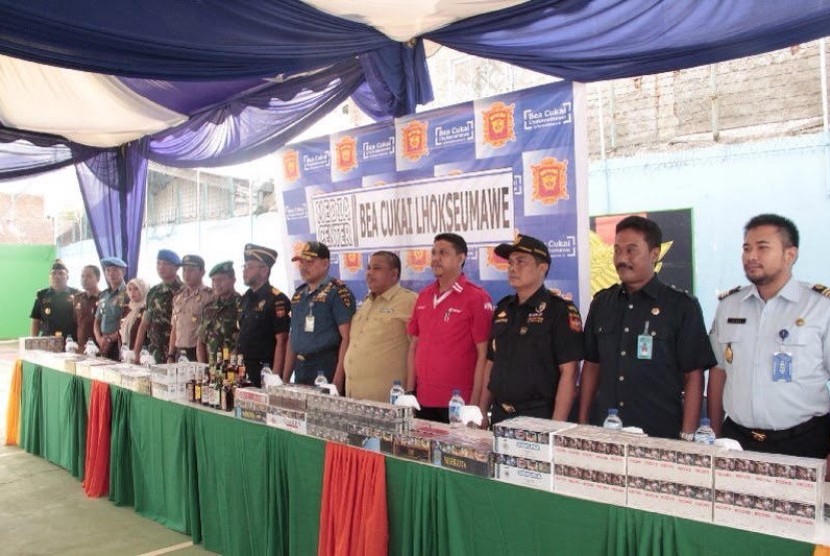 Kantor Pengawasan dan Pelayanan Bea Cukai Lhokseumawe, Provinsi Aceh, melakukan pemusnahan rokok dan minuman ilegal yang bertempat di kantor Bea Cukai setempat, Kamis (27/7).
