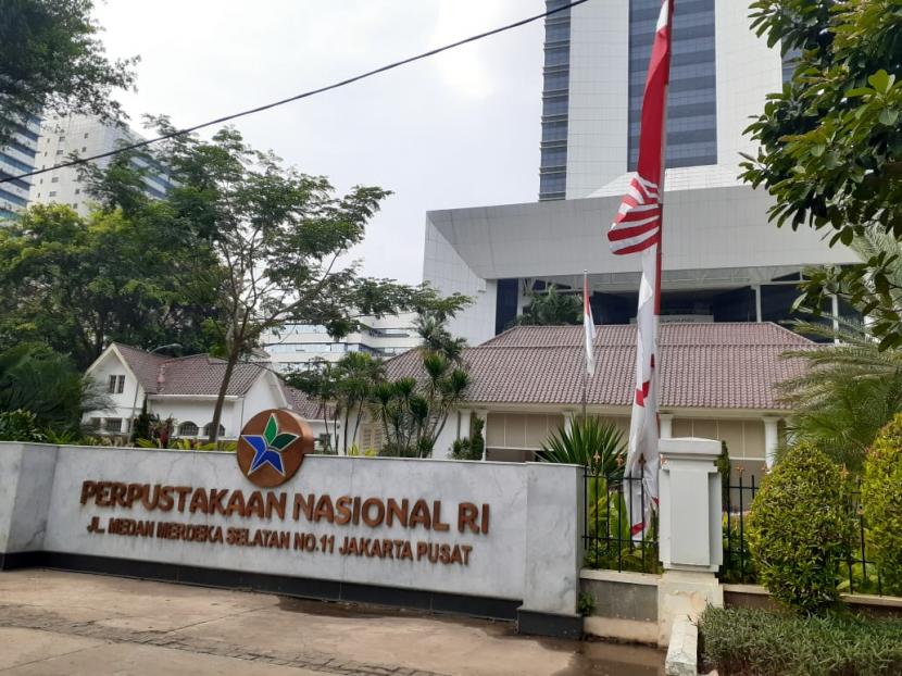 Kantor Perpustakaan Nasional di Jalan Medan Merdeka Selatan ditutup sementara akibat ada karyawan yang terkonfirmasi positif Covid-19, Selasa (8/9).