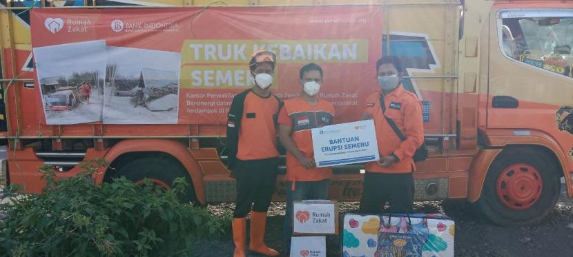 Kantor perwakilan Bank Indonesia (BI) Jember melalui Rumah Zakat menyalurkan bantuan untuk warga terdampak erupsi Gunung Semeru pada Jum’at, 10Desember 2021. Bantuan ini sebagai wujud kepedulian Bank Indonesia terhadappersoalan kebencanaan.