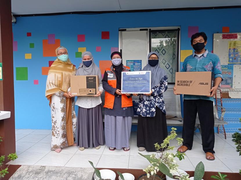 Kantor Perwakilan Bank Indonesia Yogyakarta melalui Rumah Zakat memberikan bantuan alat-alat pendidikan bagi sekolah dari tingkat SD – SMA di Yogyakarta, Kulonprogo, Bantul, Sleman dan Gunungkidul.