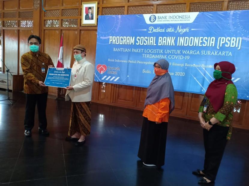 Kantor Perwakilan (KPw) Bank Indonesia (BI) Solo memberikan bantuan paket logistik sembako kepada 500 keluarga yang terdampak Covid-19. Bantuan Program Sosial Bank Indonesia (PSBI) tersebut disalurkan bersinergi dengan Pemerintah Kota (Pemkot) Solo dan Rumah Zakat (RZ) Cabang Solo.