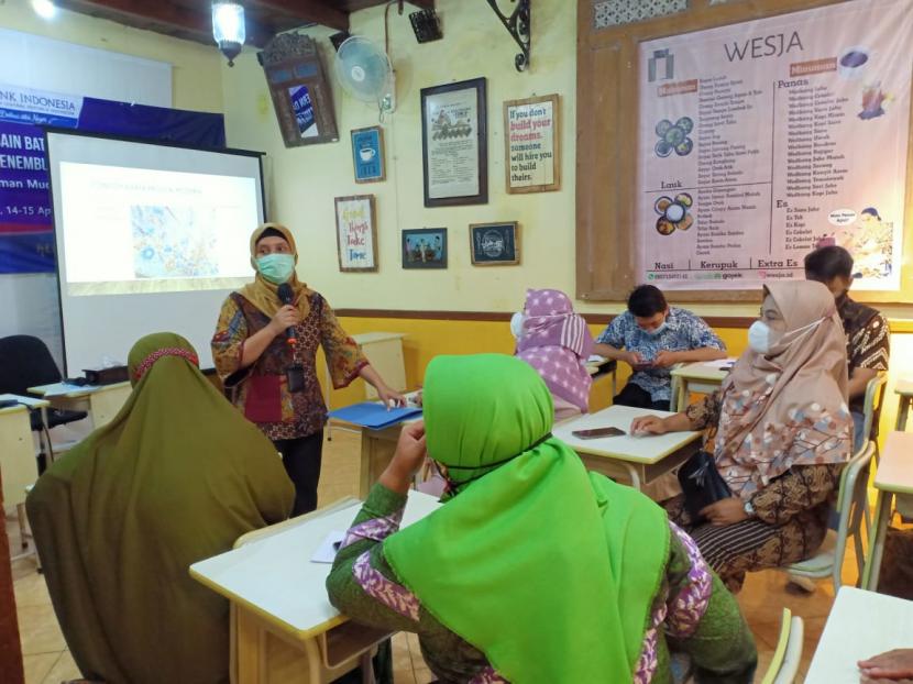 Kantor Perwakilan (Kpw) Bank Indonesia (BI) Solo memberikan pelatihan kepada para pelaku industri batik agar semakin berdaya saing global. Pelatihan tersebut merupakan salah satu persiapan rangkaian kegiatan Kenduren (Berkembang dan Berinovasi Menjadi UMKM Keren) UMKM 2021.