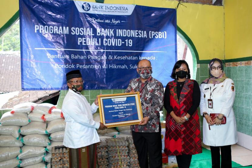 Kantor Perwakilan (KPw) Bank Indonesia (BI) Solo menyerahkan Program Sosial Bank Indonesia (PSBI) berupa bantuan bahan pangan dan kesehatan dalam penanganan dampak Covid-19 kepada lima Pondok Pesantren (Ponpes) di Solo Raya, Rabu (7/4).