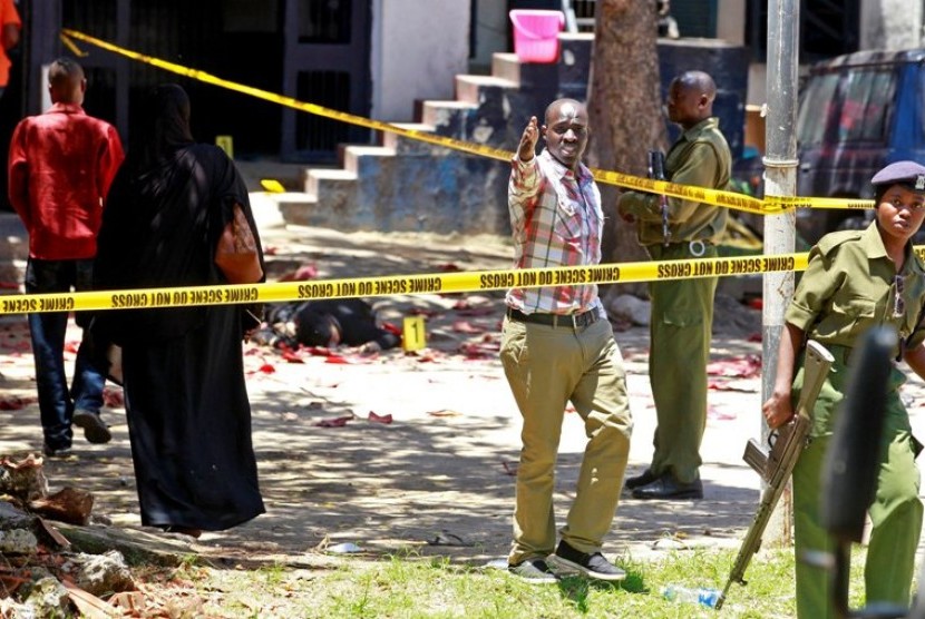 Kantor polisi Mombasa, Kenya rusak setelah diledakkan tiga perempuan menggunakan bom molotov.