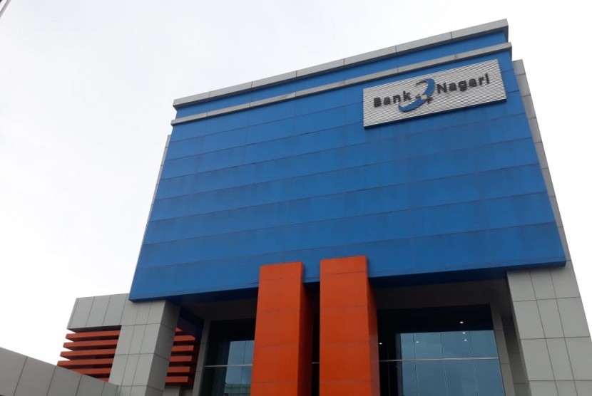 Kantor pusat Bank Nagari di Kota Padang, Senin (2/11). Bank Nagari bekerjasama dengan Pemkot Sawahlunto meluncurkan program Melawan Rentenir di Ranah Minang (Marandang) dalam upaya meningkatkan kemudahan bagi masyarakat dalam melakukan pinjaman modal usaha sekaligus memberi solusi agar masyarakat tidak meminjam pada rentenir.