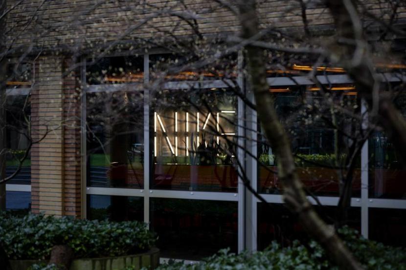 Kantor pusat Nike Eropa di Hilversum, Belanda ditutup. Sejumlah perusahaan eceran asal AS termasuk Nike menutup toko akibat corona.(Robin van Lonkhuijsen/EPA)