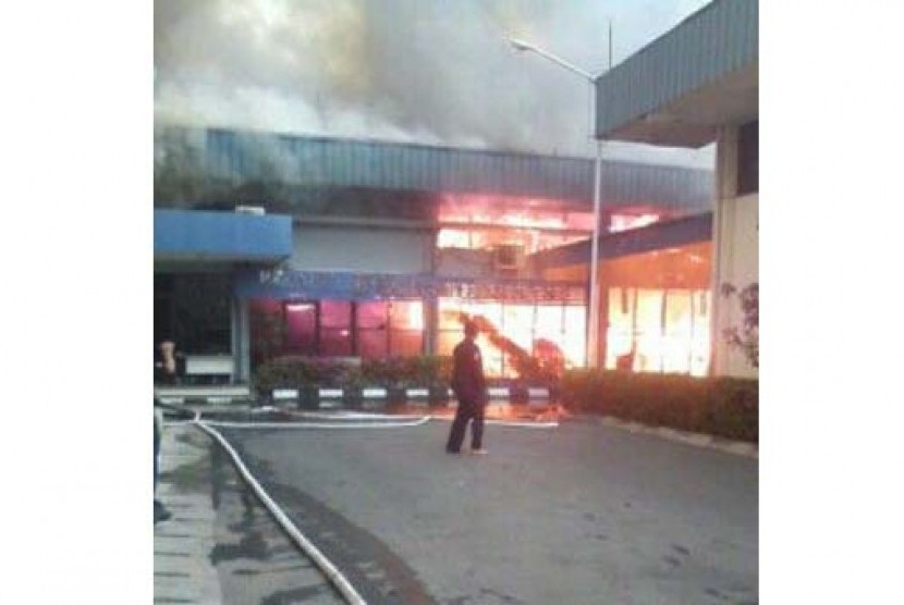 Kantor redaksi Pikiran Rakyat terbakar