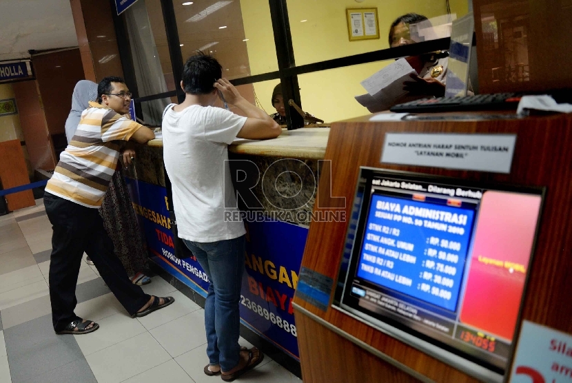 Warga melakukan pembayaran pajak kendaraan bermotor dan Surat Tanda Nomor Kendaraan (STNK) di Samsat Polda Metro Jaya, Jakarta. ilustrasi   (Republika/Yasin Habibi)
