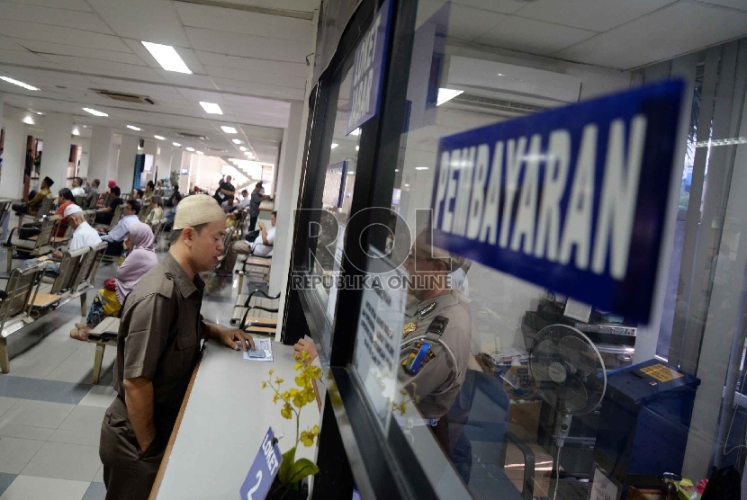 Warga melakukan pembayaran pajak kendaraan bermotor dan Surat Tanda Nomor Kendaraan (STNK) di Samsat Polda Metro Jaya, Jakarta, Rabu (22/7).  (Republika/Yasin Habibi)
