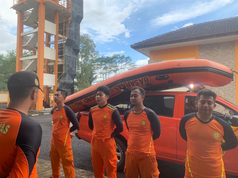 Kantor SAR Bandung menerjunkan tim rescue untuk melakukan pencarian nelayan hilang di Kecamatan Cimerak, Kabupaten Pangandaran, Jumat (6/1/2023).