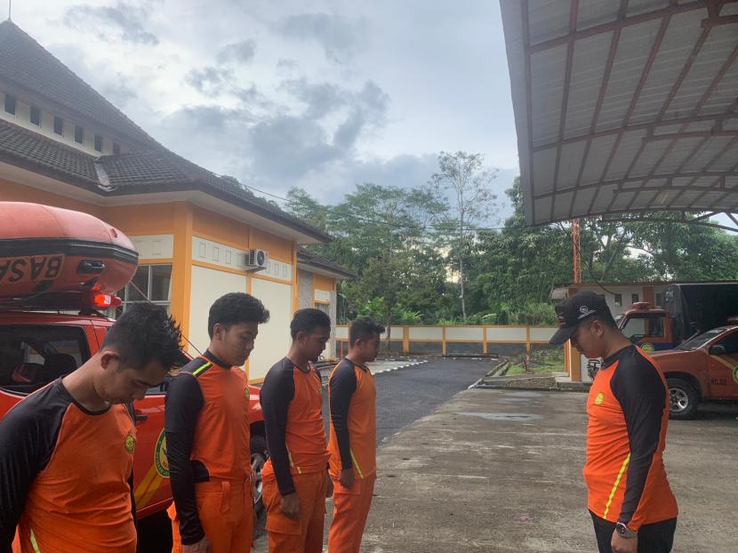 Kantor SAR Bandung menerjunkan tim rescue untuk melakukan pencarian nelayan hilang di Kecamatan Cimerak, Kabupaten Pangandaran, Jumat (6/1/2023).