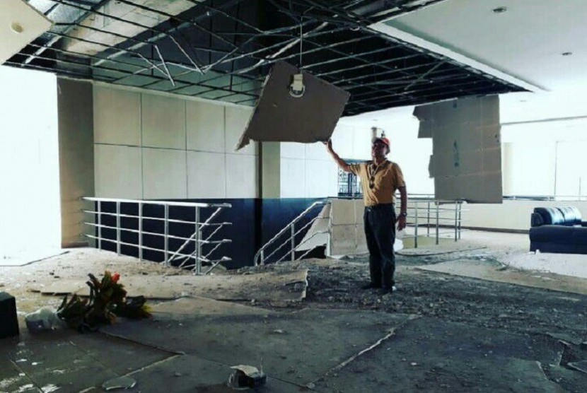  Kantor Sekertariat Daerah Kabupaten Tasik mengalami rusak akibat gempa yang terjadi Jumat, (15/12) tengah malam.