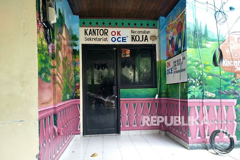 Kantor Sekretariat OK OCE Kecamatan Koja, Jakarta Utara sedang dalam tahap penyelesaian. Rabu (29/11).