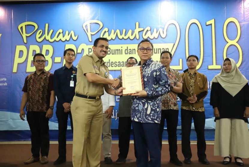 Kantor Wali Kota Administrasi Jakarta Timur memberikan penghargaan pada Ketua MPR Zulkifli Hasan sebagai tokoh panutan pembayar Pajak Bumi dan Bangunan Perdesaan dan Perkotaan (PBB-P2), Selasa (4/9).