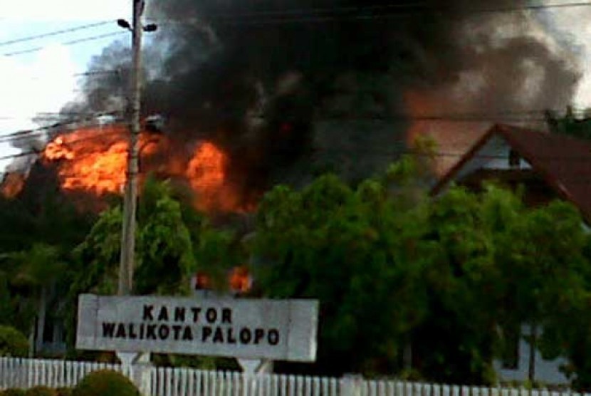  Kantor Walikota Palopo dibakar massa saat terjadi kerusuhan di Palopo, Sulawesi Selatan, Ahad (31/3).