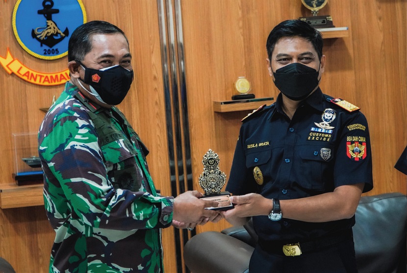  Kantor Wilayah Bea Cukai Bali, NTB dan NTT bersama beberapa kantor pelayanan Bea Cukai dibawahnya, melakukan audiensi dan silaturahmi kepada Aparat Penegak Hukum (APH) lain di Provinsi Nusa Tenggara Timur, Selasa (05/10). Kunjungan dilakukan antara lain ke Kepolisian Daerah NTT, Kejaksaan Tinggi NTT, dan Pangkalan Utama TNI AL Vll Kupang.