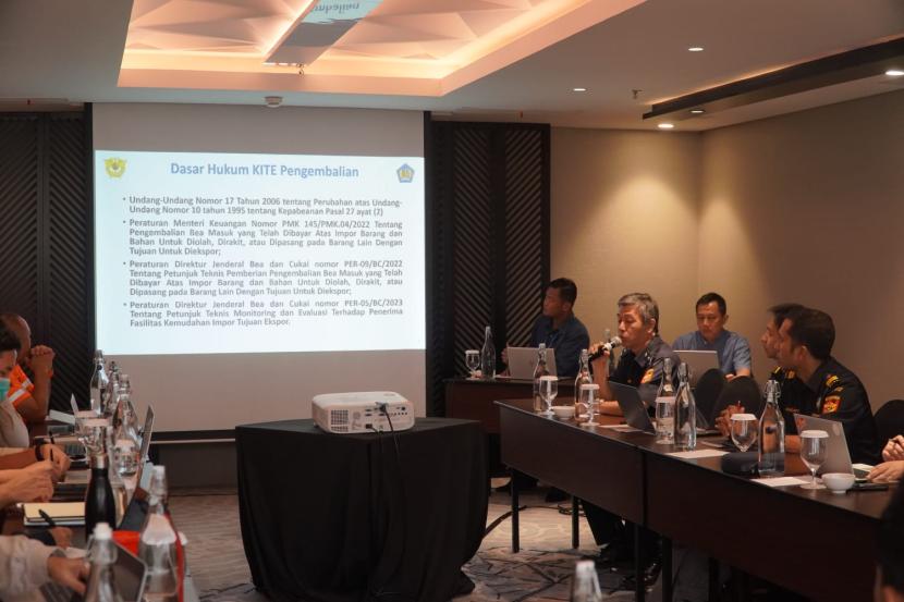  Kantor Wilayah Bea Cukai Banten memberikan edukasi terkait tata laksana ekspor impor kepada para pegawai PT PZ Cussons Indonesia yang diadakan pada Senin (28/8/2023).