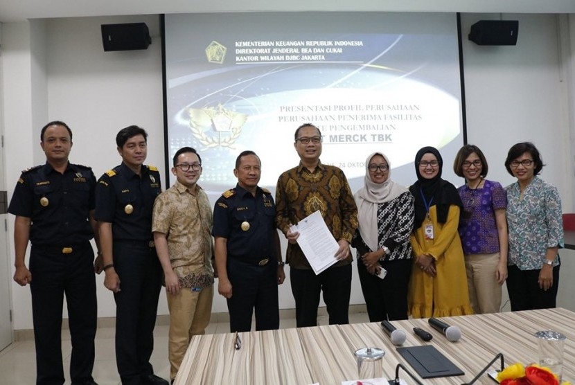 Kantor Wilayah Bea Cukai Jakarta menerbitkan dua surat keputusan yaitu pemberian izin kemudahan ekspor tujuan ekspor (KITE) Pengembalian kepada PT Merck dan izin Toko Bebas Bea (TBB) kepada PT Duty Free Tama, Kamis (24/10).