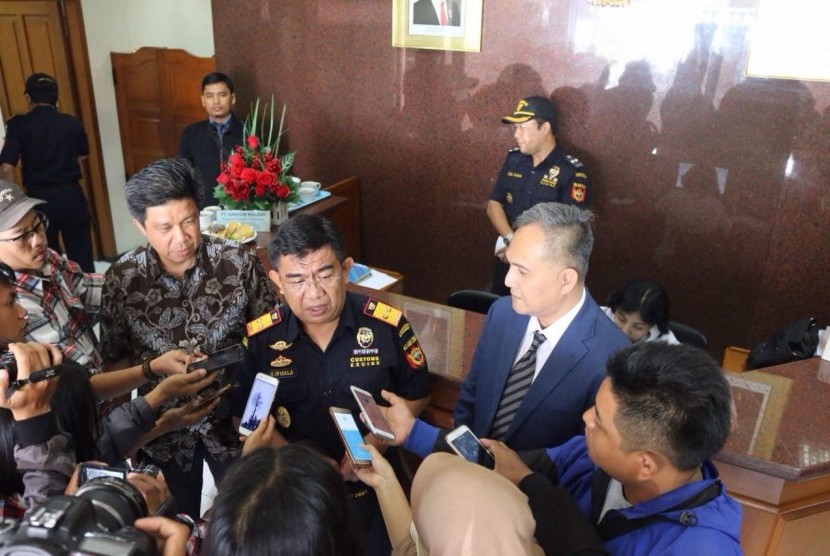 Kantor Wilayah Bea Cukai Jawa Timur II dan Kantor Wilayah Ditjen Pajak Jawa Timur III melakukan joint advisory visit ke Perusahaan Industri Tembakau, PT Gandum, pada Kamis (30/3).