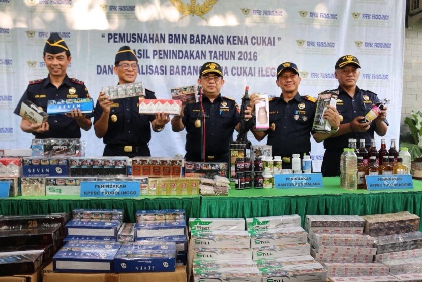 Kantor Wilayah Bea Cukai Jawa Timur II menggelar kegiatan pemusnahan Barang Milik Negara (BMN) eks barang hasil penindakan di Kantor Bea Cukai Probolinggo, Kamis (16/3). 