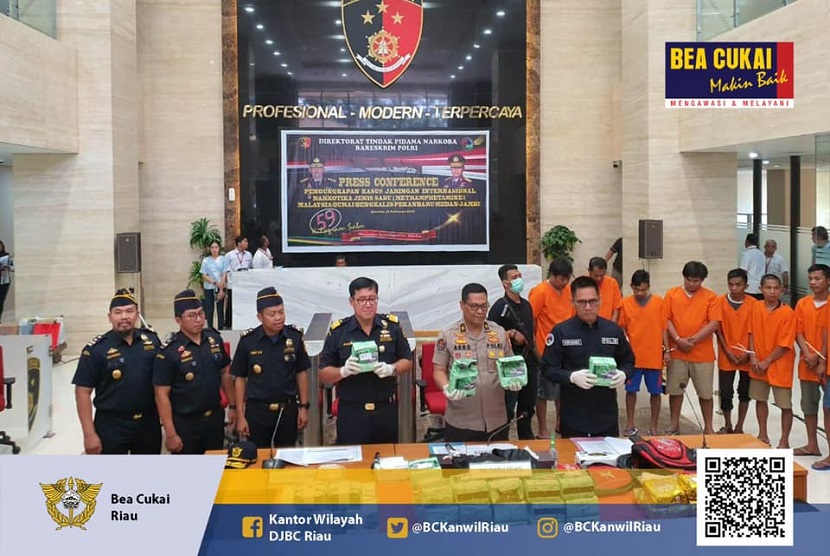 Kantor Wilayah Bea Cukai Riau bersama Bareskrim Polri gelar konferensi pers hasil tangkapan sebanyak 59kg Sabu/Metamphetamine dan 30 butir ekstasi, pada Rabu (12-2) di kantor Bareskrim Polri.