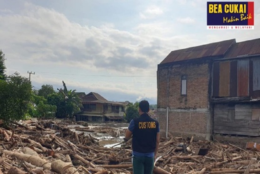 Kantor Wilayah Bea Cukai Sulawesi Bagian Selatan (Sulbagsel) bersama kantor Bea Cukai Makassar menyalurkan bantuan logistik ke warga yang terdampak bencana banjir di Kecamatan Masamba, Luwu Utara.