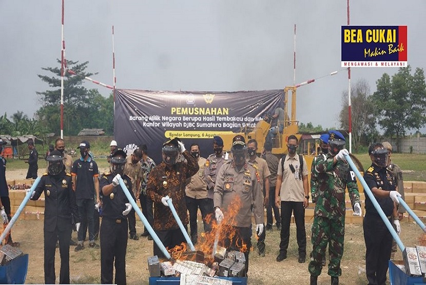 Kantor Wilayah Bea Cukai Sumatra Bagian Barat menggelar pemusnahan barang milik negara yang terdiri dari rokok dan minuman keras ilegal eks tangkapan periode Juni 2019 sampai dengan Juli 2020. 