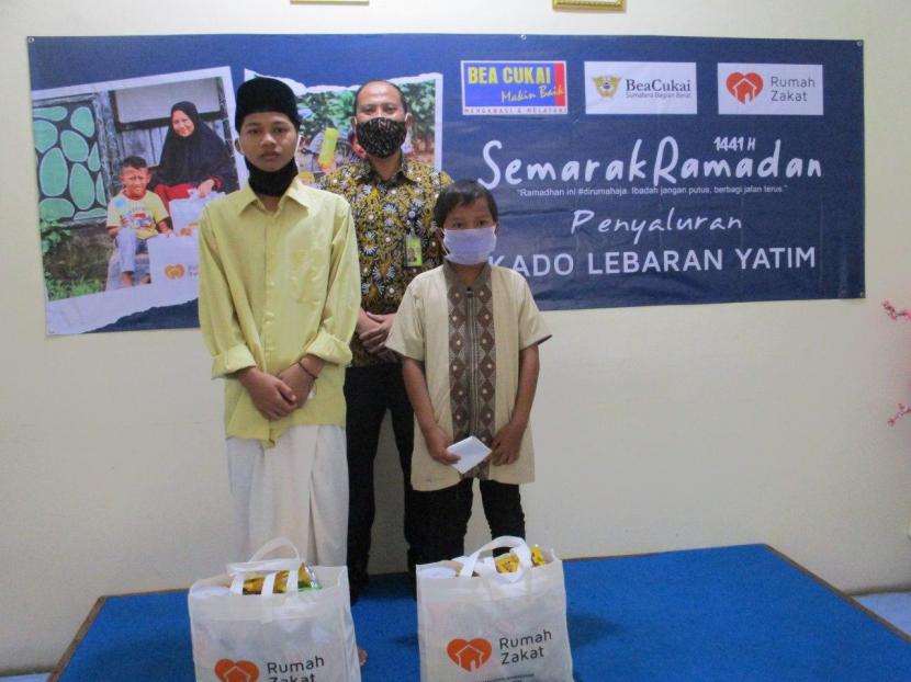 Kantor Wilayah Direktorat Jenderal Bea Cukai (DJBC) Sumatera Bagian Barat (Sumbagbar) bekerja sama dengan Rumah Zakat Lampung hadirkan Kado Lebaran Yatim (KLY). Sebanyak 61 paket KLY disalurkan kepada anak-anak yatim dan dhuafa di sekitar Kecamatan Teluk Betung Utara dan Kecamatan Bumi Waras