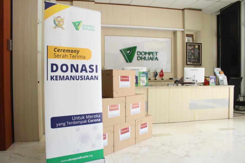 Gedung Filantropi Dompet Dhuafa, Jakarta Selatan. Dompet Dhuafa berkolaborasi dengan Bear Brand dan Kitabisa.com menyalurkan bantuan sembako kepada kelompok rentan. 