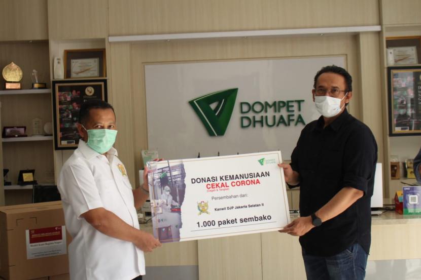 Kantor Wilayah DJP Jakarta Selatan II mendonasikan Rp 300 juta kepada Dompet Dhuafa di Gedung Filantropi Dompet Dhuafa, Jakarta Selatan. Donasi ini kemudian dikonversikan menjadi 1.000 paket sembako.