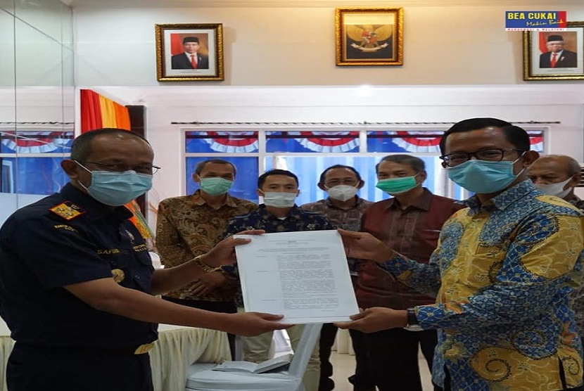  Kantor Wilayah (Kanwil) Bea Cukai Aceh memberikan fasilitas perizinan berupa penetapan tempat sebagai kawasan berikat dan pemberian izin pengusaha kawasan berikat kepada PT Sinergy Peroksida Industri (PT SPI) yang berlokasi di Keude Krueng Geukeuh, Aceh Utara, pada Senin (10/8).