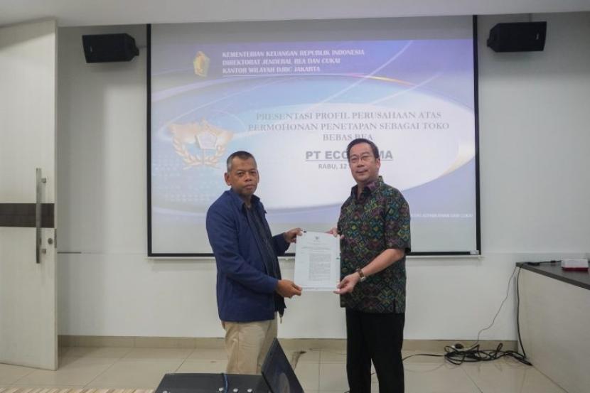 Kantor Wilayah (Kanwil) Bea Cukai Jakarta berikan izin dan penetapan fasilitas kepabeanan berupa toko bebas bea (TBB) kepada PT Eco Prima pada Rabu (13/6/2024). 