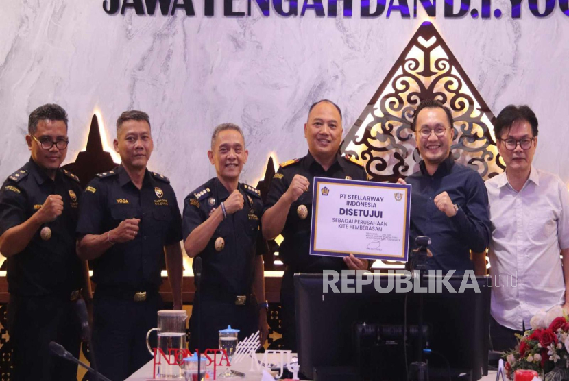 Kantor Wilayah (Kanwil) Bea Cukai Jateng DIY secara resmi memberikan fasilitas Kemudahan Impor Tujuan Ekspor (KITE) Pembebasan kepada PT Stellarway Indonesia, Selasa (22/7/2025).