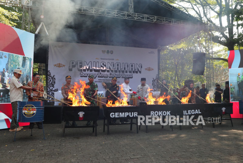 Bea Cukai Musnahkan Lebih dari 22 Juta Batang Rokok Ilegal di Wilayah Jabar