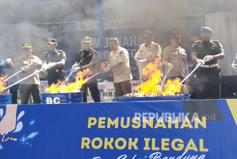 Kantor Wilayah (Kanwil) Bea Cukai Jawa Barat dan Bea Cukai Bandung musnahkan 9,2 juta batang rokok ilegal di Bandung, Rabu (26/11/2025)