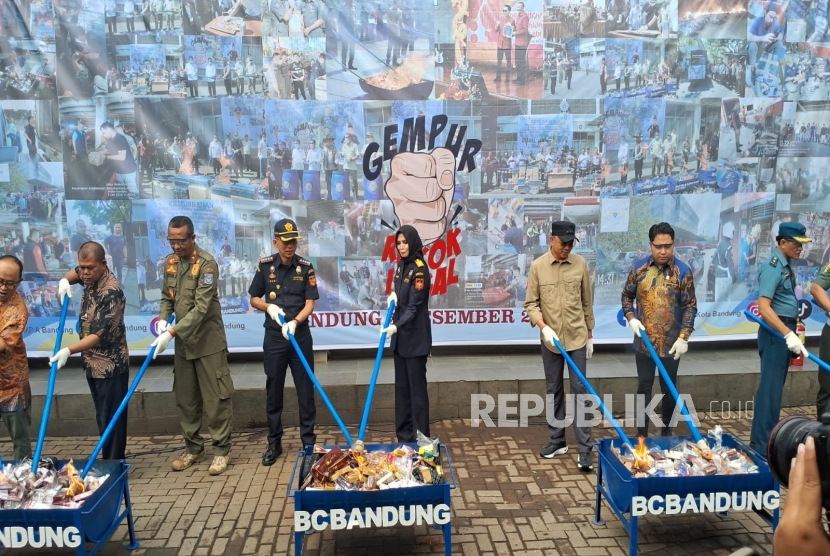 Kantor Wilayah (Kanwil) Bea Cukai Jawa Barat (Jabar) dan Bea Cukai Bandung, dan Pemerintah Kota Bandung gelar pemusnahan barang kena cukai (BKC) ilegal di halaman kantor Satuan Polisi Pamong Praja (Satpol PP) Kota Bandung, pada Kamis (5/12/2024).