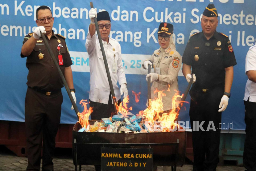 Kantor Wilayah (Kanwil) Bea Cukai Jawa Tengah dan D.I. Yogyakarta (Jateng DIY) memusnahkan jutaan batang rokok ilegal dan minuman mengandung etil alkohol (MMEA) tanpa pita cukai senilai lebih dari Rp 19,3 miliar, Rabu (25/6/2025). 