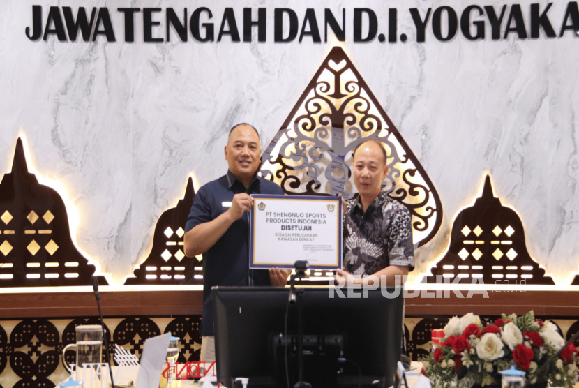 Kantor Wilayah (Kanwil) Bea Cukai Jawa Tengah dan Daerah Istimewa Yogyakarta (Jateng DIY) memberikan izin fasilitas kawasan berikat kepada produsen sepatu olahraga di Kabupaten Brebes, PT Shengnuo Sports Product Indonesia (17/9/2025). 