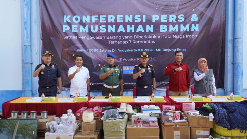 Kantor Wilayah (Kanwil) Bea Cukai Jawa Tengah dan DIY bersama Bea Cukai Tanjung Emas gelar konferensi pers atas penertiban importasi yang telah dilaksanakan sepanjang tahun 2024 dan pemusnahan barang yang menjadi milik negara (BMMN) di Tempat Penimbunan Pabean (TPP) Bea Cukai Tanjung Emas, pada Rabu (21/8/2024).