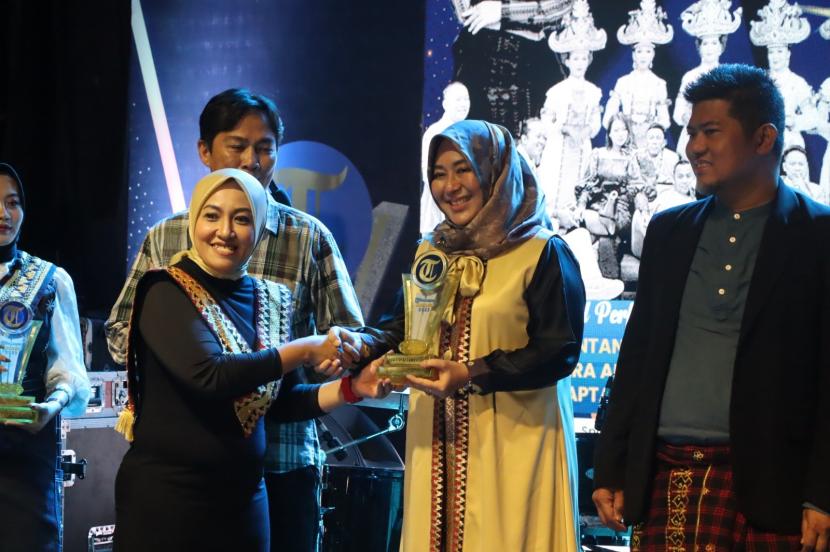 Kantor Wilayah (Kanwil) Bea Cukai Sumatra Bagian Barat (Sumbagbar) meraih penghargaan pada ajang Tribun Lampung Award 2023.