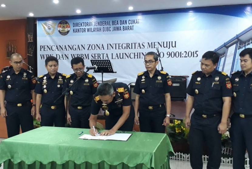 Kantor Wilayah (Kanwil) Direktorat Jenderal Bea Cukai (DJBC) Jabar mendapatkan sertifikat sistem manajemen mutu ISO 9001:2015. Sertifikat itu diserahkan langsung oleh Komisaris Utama Lembaga Sertifikasi International Certification Services Managament (ICSM) Indonesia, Tonny Soenanto, di Kantor Kanwil DJBC Jabar, Selasa (29/1).