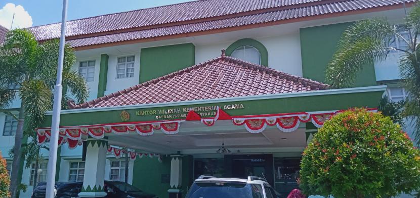 Kantor Wilayah Kementerian Agama (Kemenag) DI Yogyakarta.  Kantor Kemenag bisa difungsikan jika umat kesulitan dirikan rumah ibadat