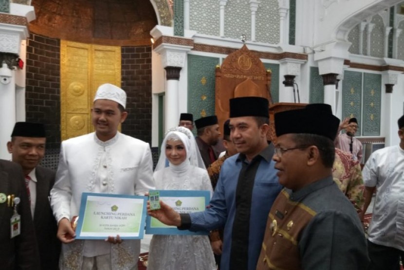 Kantor Wilayah Kementerian Agama Provinsi Aceh melalui Kankemenag Banda Aceh, menyalurkan kartu nikah secara perdana. Penyerahan kartu nikah ini diberikan kapda pasangan yang baru menikah mulai Jumat (1/2). 