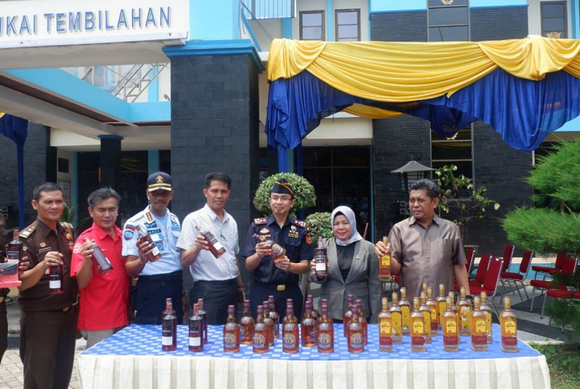 Kanwil Bea Cukai Aceh terbitkan izin pengusaha di Pusat Logistik Berikat (PLB) kepada PT Agritrade Cahaya Makmur, pada Kamis (5/9). 
