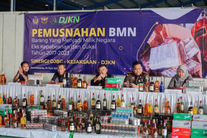 Kanwil Bea Cukai Jakarta gelar pemusnahan barang milik negara (BMN) hasil penindakan kepabeanan dan cukai periode 2017 sampai 2023, pada Rabu (12/6/2023).