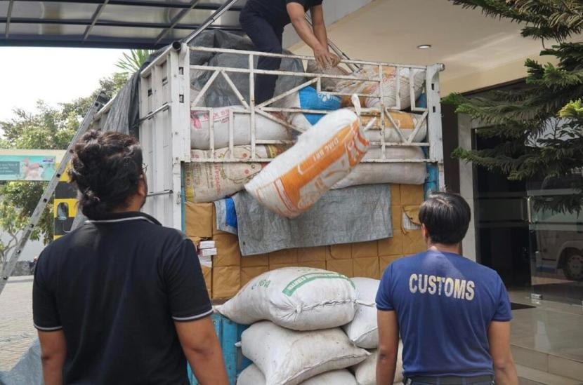 Kanwil Bea Cukai Jatim II menindak jutaan batang rokok ilegal dengan modus ditimbun pupuk dan sekam.